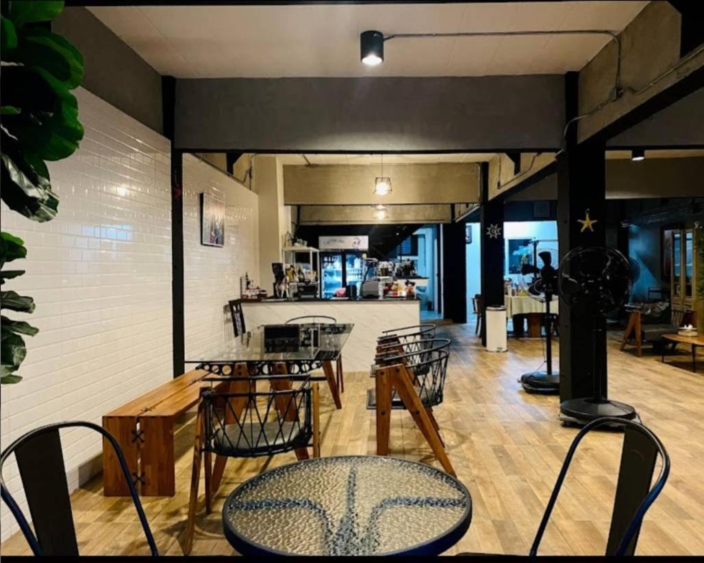 Captain Joe Cafe & Hostel HHQ Buitenkant foto